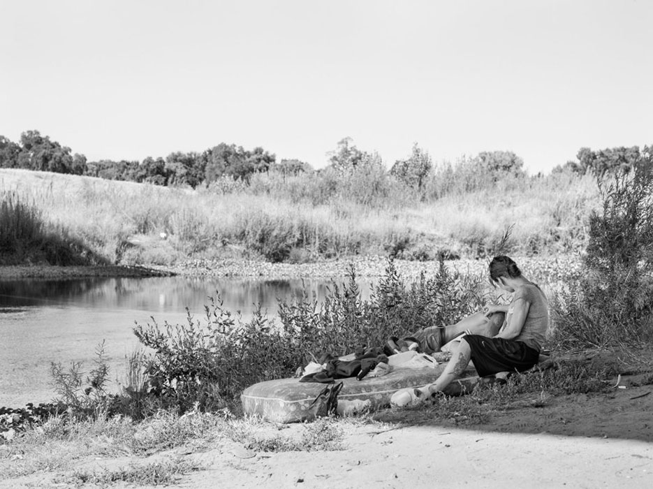 april-and-robert-on-mattress-under-9th-street-bridge-modesto-ca-2013-c-katy-grannan-courtesy-fraenkel-gallery-san-francisco-and-salon-94-new-york_rezwt_w1600_h1199_h1199_q85